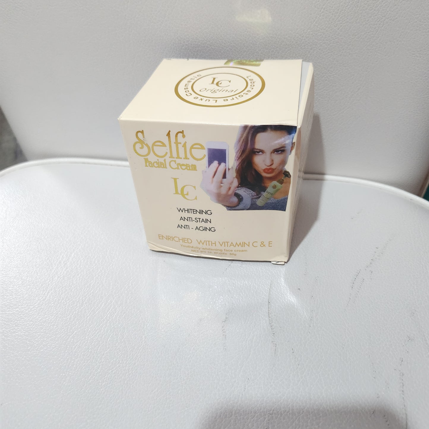 Selfie Facial Cream Whitening Anti-Stain Anti-Aging Enriched with Vitamin C & E for Radiant Skin