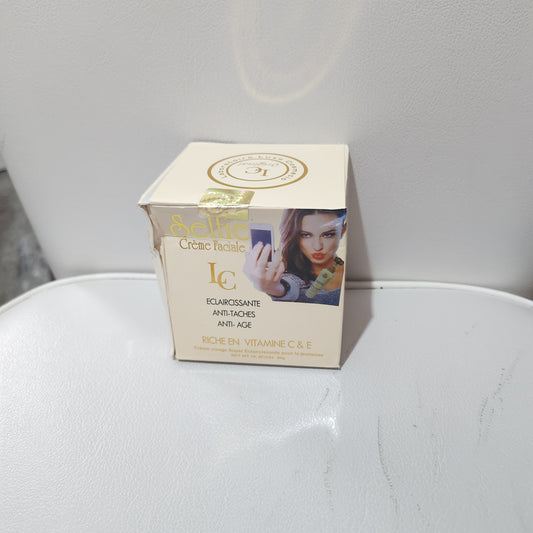 Selfie Facial Cream Whitening Anti-Stain Anti-Aging Enriched with Vitamin C & E for Radiant Skin